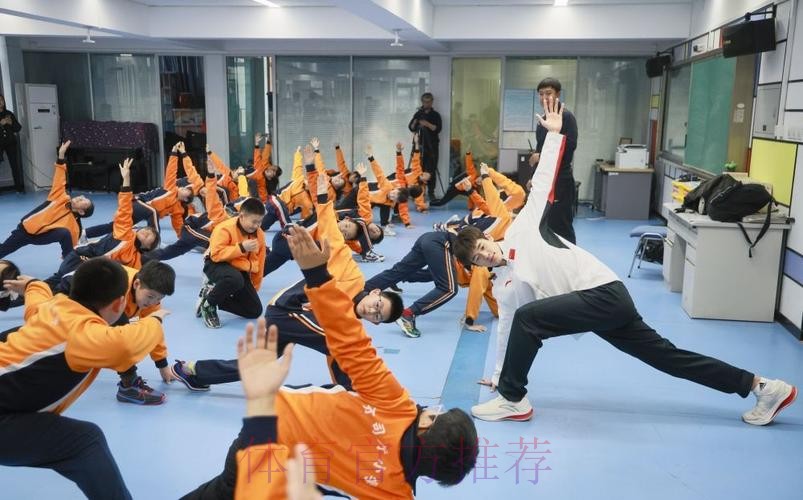 “冠军体育课”进入成都校园